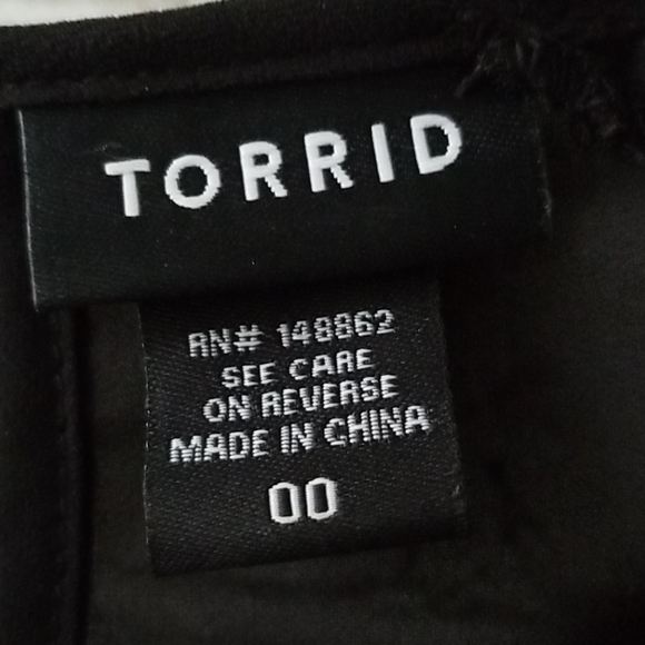 Torrid | Floral Print Chiffon Sharkbite Blouse - Picture 5 of 6